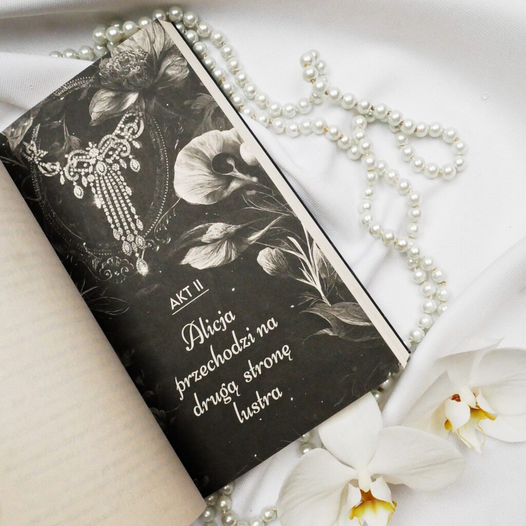 Akt II z książki „Alicja po drugiej stronie przyjemności” – Anna Langner „Akt II – Alicja przechodzi na drugą stronę lustra” – stylizowana strona książki z motywem kwiatowym