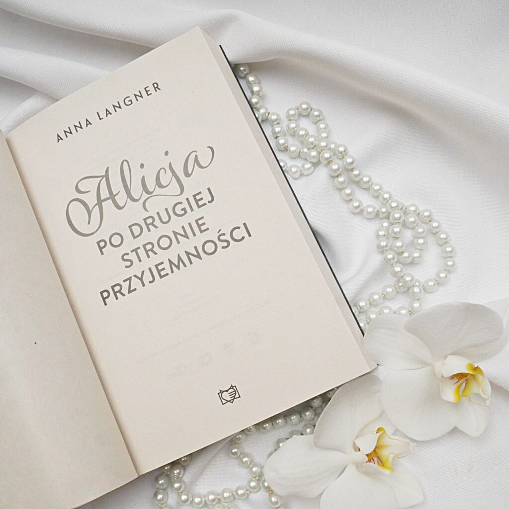 Strona tytułowa powieści „Alicja po drugiej stronie przyjemności” – Anna Langner Strona tytułowa książki „Alicja po drugiej stronie przyjemności” autorstwa Anny Langner