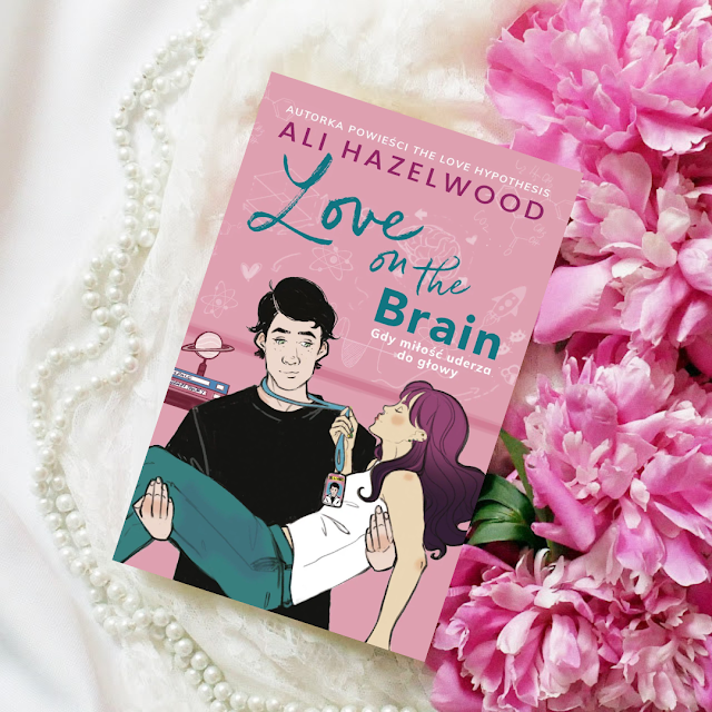 Rozum czy serce? Recenzja książki Ali Hazelwood „Love on the Brain” TaniaKsiazka.pl