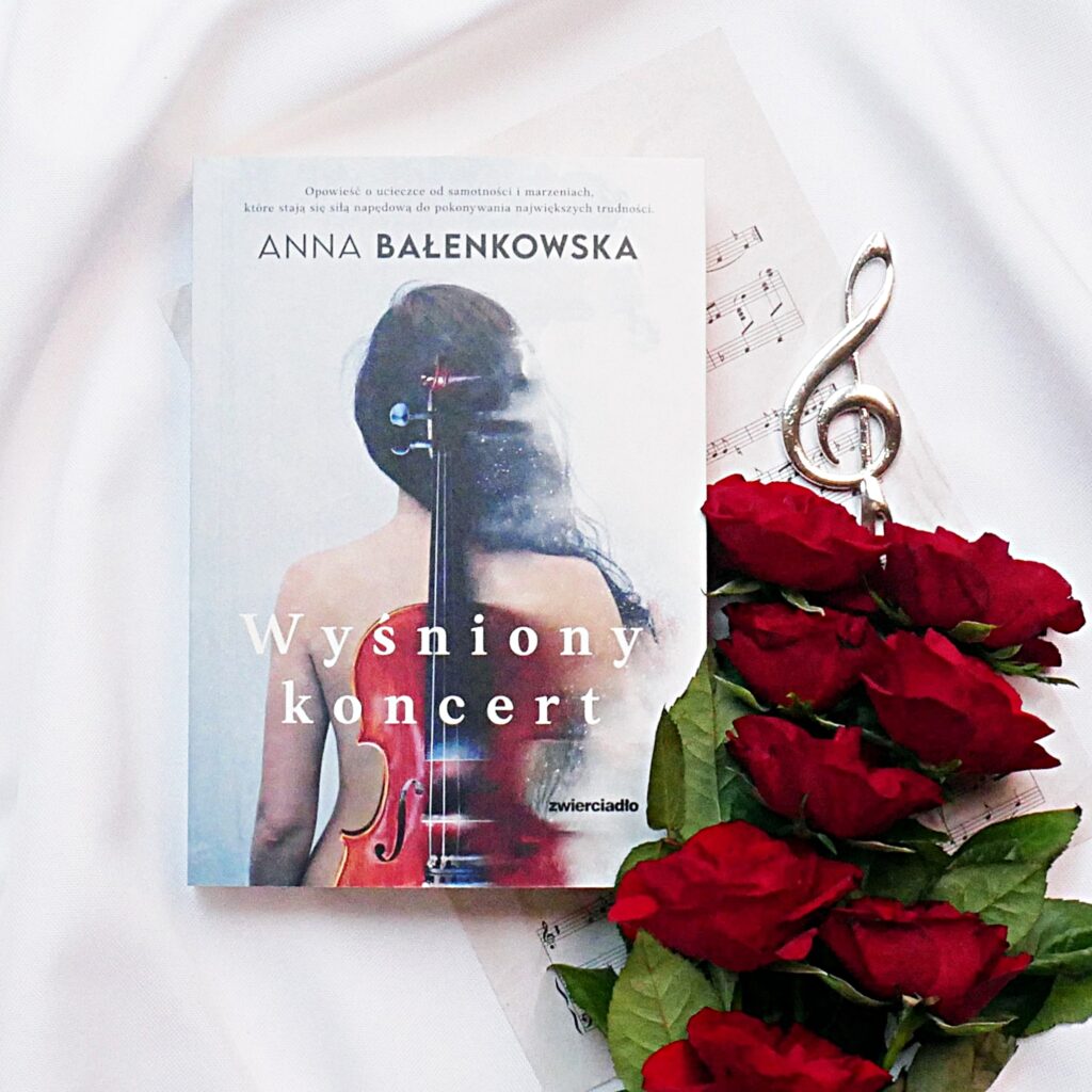 Walka o muzyczne marzenia – recenzja książki „Wyśniony koncert” Anny Balenkowskiej Okładka książki „Wyśniony koncert” Anny Bałenkowskiej z sylwetką kobiety i skrzypcami, otoczona czerwonymi różami, nutami i srebrnym kluczem wiolinowym.