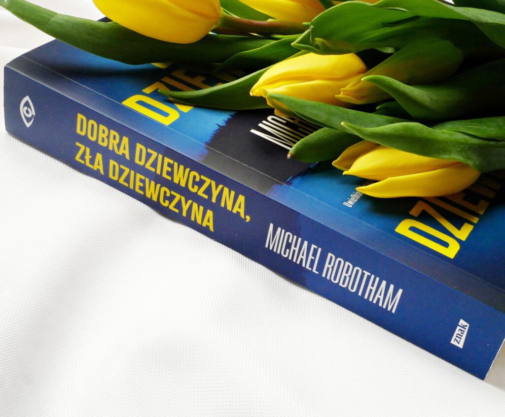 Grzbiet książki Dobra dziewczyna, zła dziewczyna na białym tle z dekoracyjnym motywem kwiatów Grzbiet książki Dobra dziewczyna, zła dziewczyna na białym tle z fragmentem kwiatów