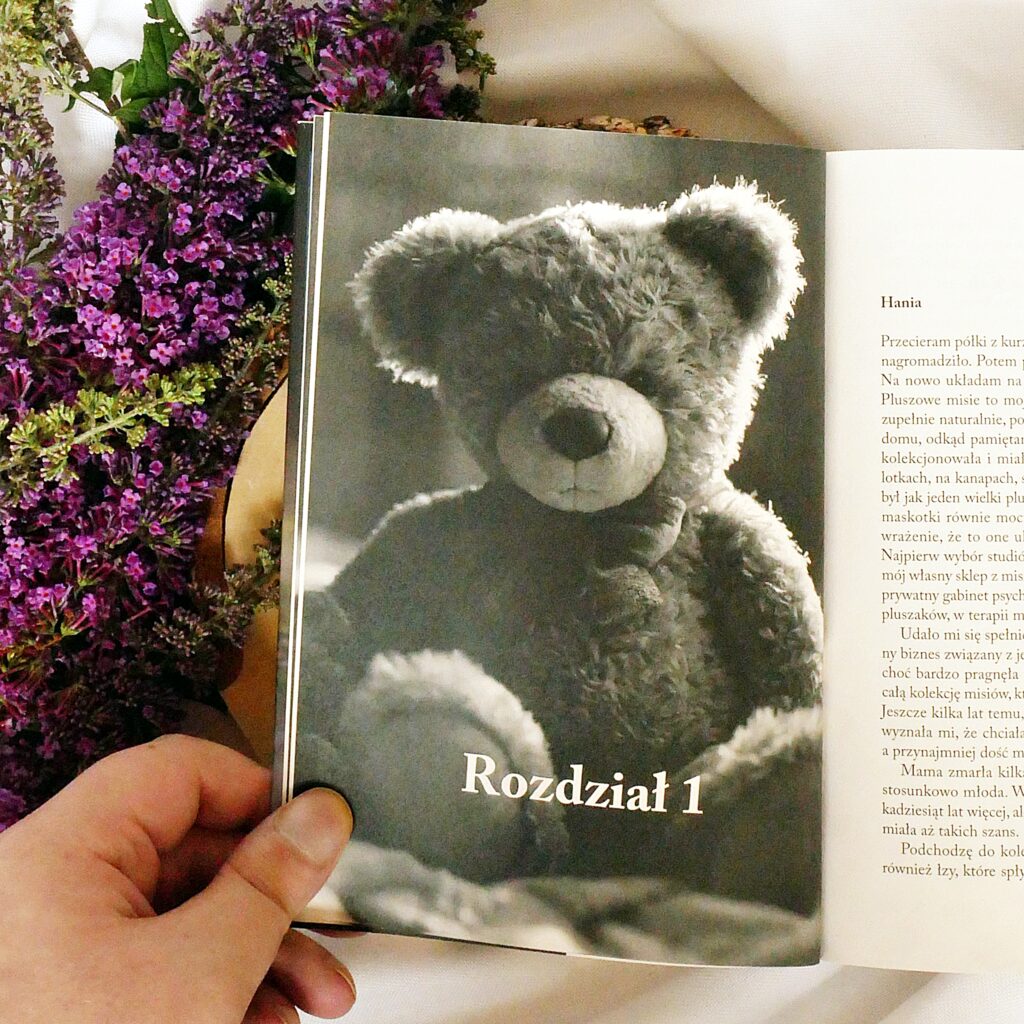 Wnętrze książki „Dziewczynka z misiem” - Rozdział 1 Rozdział 1 książki „Dziewczynka z misiem” Marty Malinowskiej, z ilustracją misia