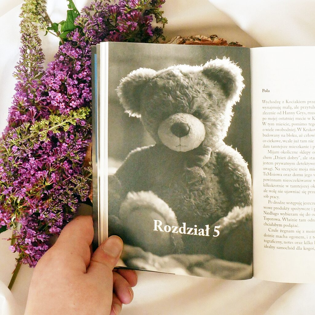 Wnętrze książki „Dziewczynka z misiem” - Rozdział 5 Rozdział 5 książki „Dziewczynka z misiem” Marty Malinowskiej, z ilustracją misia