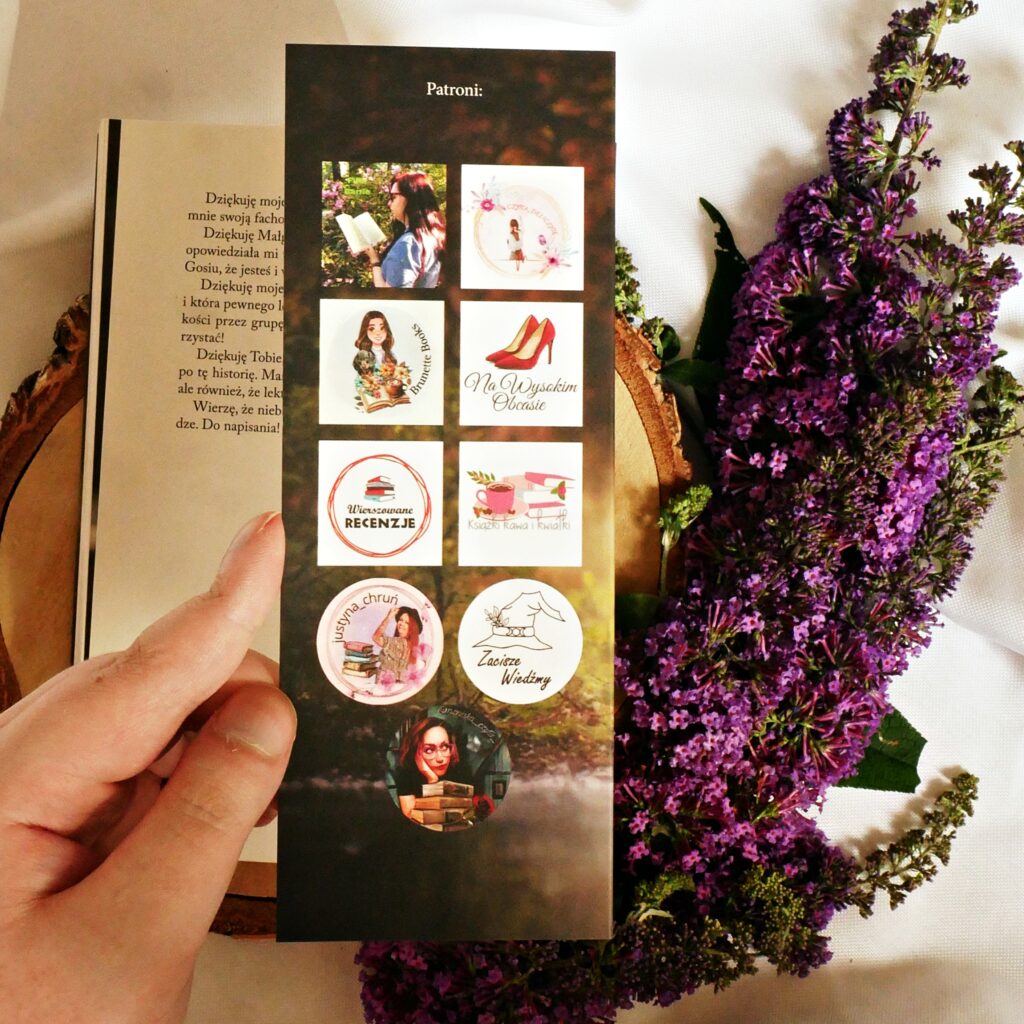 Patronat medialny bloga „Na Wysokim Obcasie” nad książką „Dziewczynka z misiem” Marty Malinowskiej. Skrzydełko okładki książki „Dziewczynka z misiem” Marty Malinowskiej, z patronatami medialnymi, w tym bloga „Na Wysokim Obcasie”