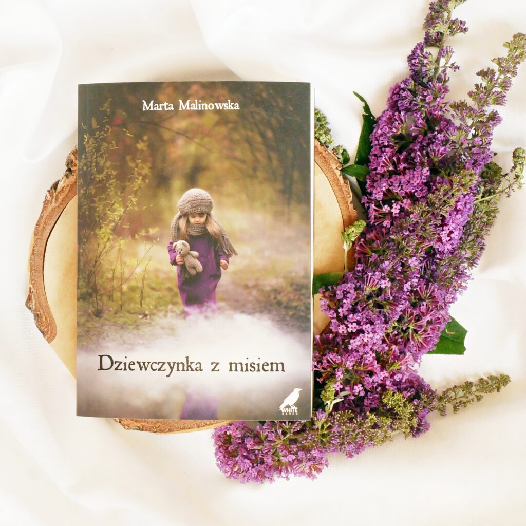 Recenzja książki Marty Malinowskiej „Dziewczynka z misiem” na blogu Na Wysokim Obcasie Okładka książki „Dziewczynka z misiem” Marty Malinowskiej